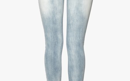 Light Denim Jacket with Dark Jeans: The Ultimate Contrast Look