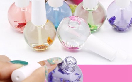 Cuticle Oil with Flowers: The Pretty & Practical Nail Care Trend