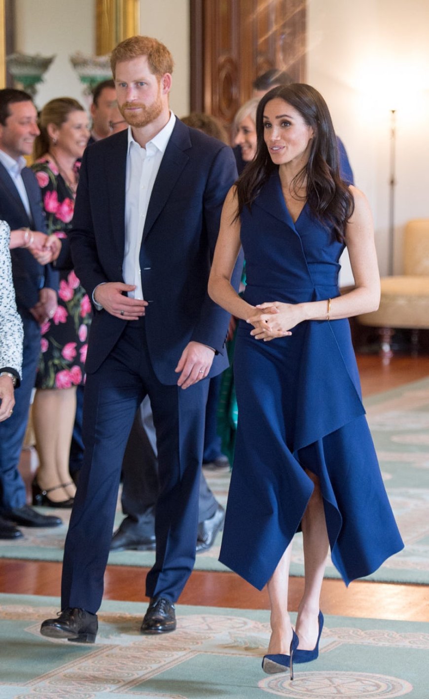 Navy Blue Dress with Black Shoes: A Controversial Yet Chic Pairing