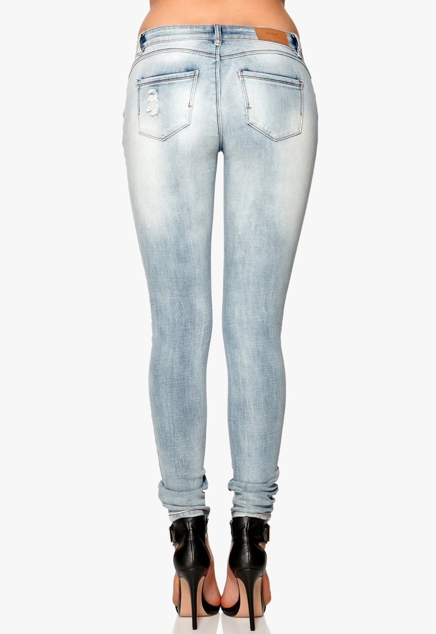Light Denim Jacket with Dark Jeans: The Ultimate Contrast Look